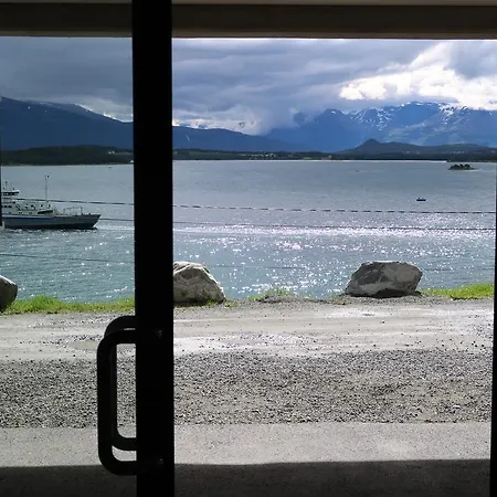 Magic Mountain - Lyngen אכסניה *